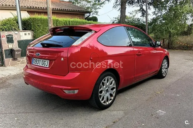 Usado Ford Focus Trend 100 CV (73 kW) 2008 Rojo Berlina