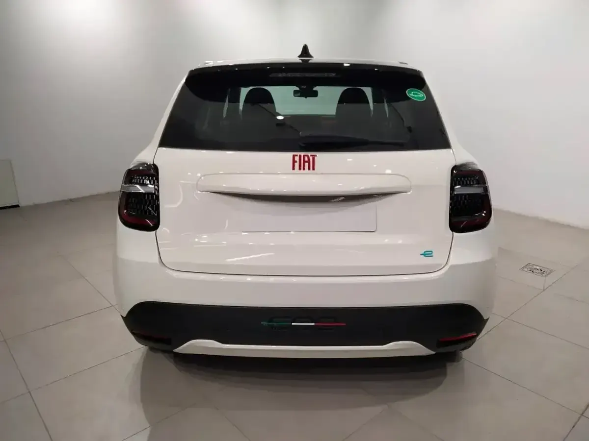 Usado Fiat 600E Red 114 kW (156 CV) 2024 Blanco