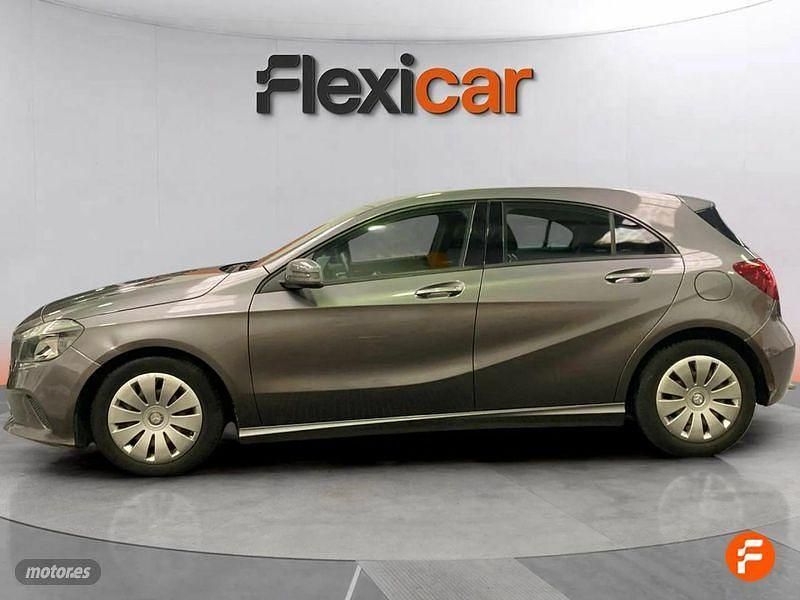 Usado Mercedes A180 Style 109 CV (80 kW) 2016 Gris Utilitario