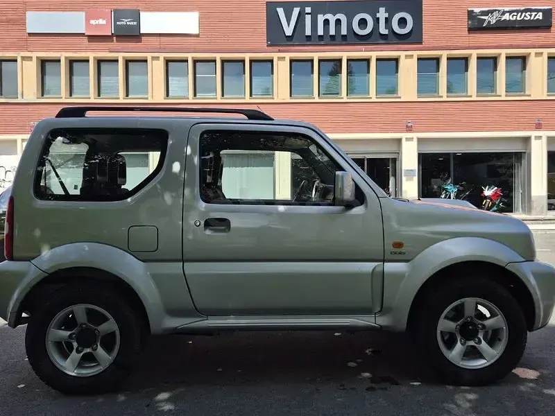 Usado Suzuki Jimny 86 CV (63 kW) 2009 Gris / plata SUV