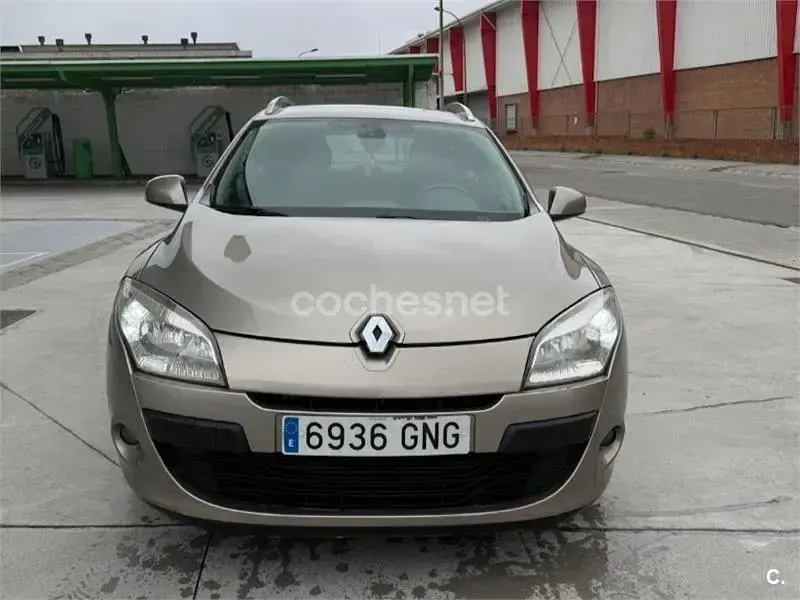 Usado Renault Mégane GrandTour Dynamique 105 CV (77 kW) 2009 Gris / plata Familiar
