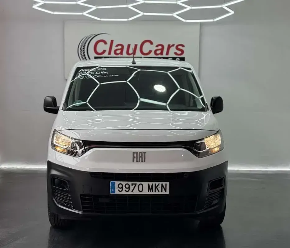 Usado Fiat Doblò 102 CV (75 kW) 2023 Blanco Monovolumen