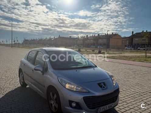 Usado Peugeot 207 Active 92 CV (67 kW) 2011 Gris / plata Berlina