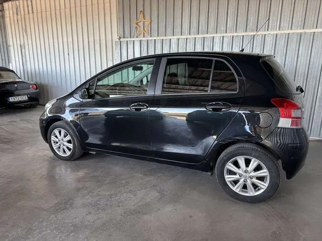 Usado Toyota Yaris Connect Style 90 CV (66 kW) 2012 Negro Utilitario