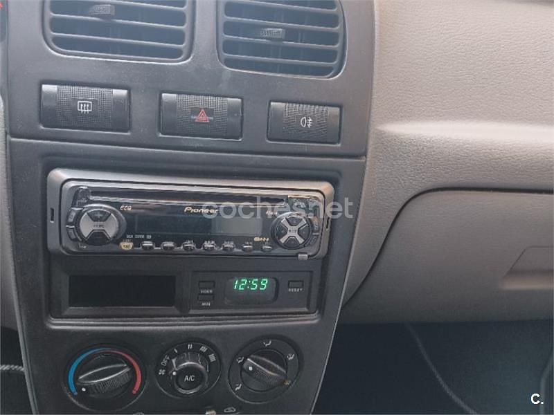 Usado Kia Rio 75 CV (55 kW) 2001 Gris / plata Berlina