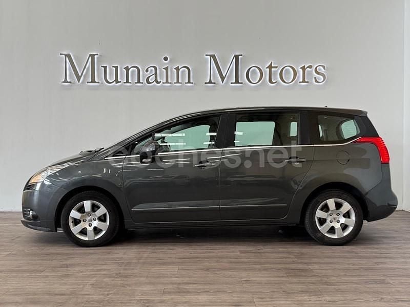 Usado Peugeot 5008 Premium 112 CV (82 kW) 2011 Gris / plata Monovolumen