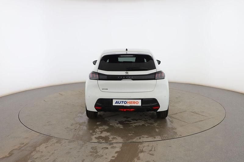 Usado Peugeot 208 Allure 102 CV (75 kW) 2022 Blanco Utilitario