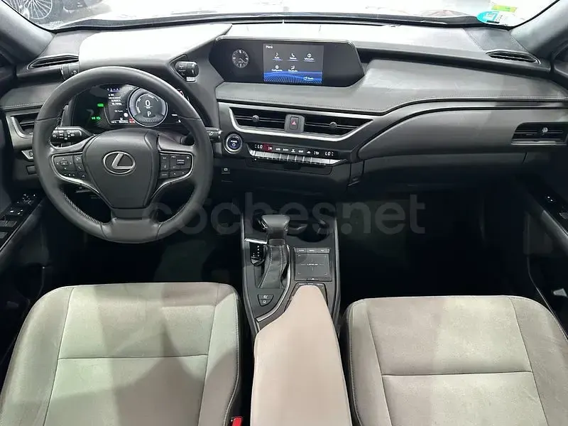 Usado Lexus UX Business Edition 184 CV (135 kW) 2022 Gris / plata SUV