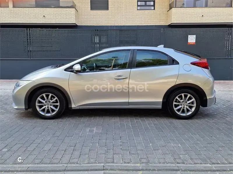 Usado Honda Civic Comfort Plus 100 CV (73 kW) 2014 Gris / plata Berlina