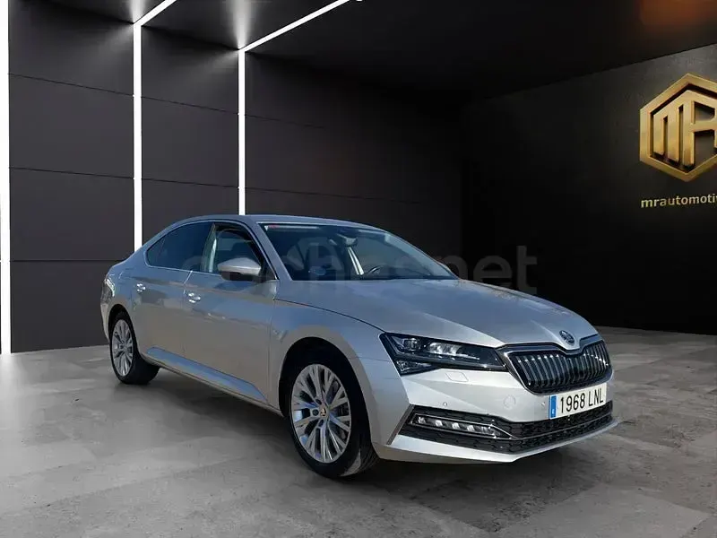 Usado Skoda Superb Style 218 CV (160 kW) 2021 Gris / plata Berlina