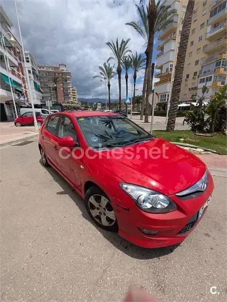 Usado Hyundai i30 100 CV (73 kW) 2011 Rojo Berlina