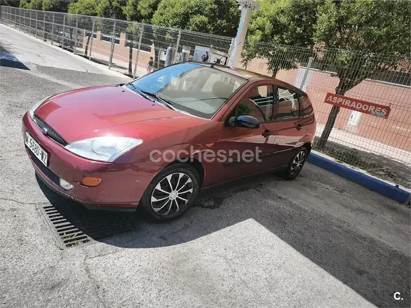 Usado Ford Focus Ambiente 100 CV (73 kW) 1999 Granate Berlina