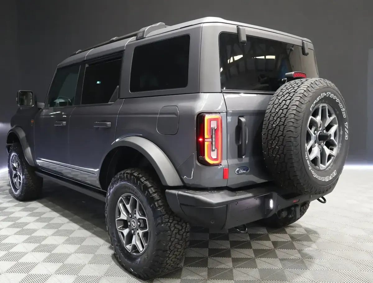 Usado Ford Bronco 335 CV (246 kW) 2024 Gris SUV