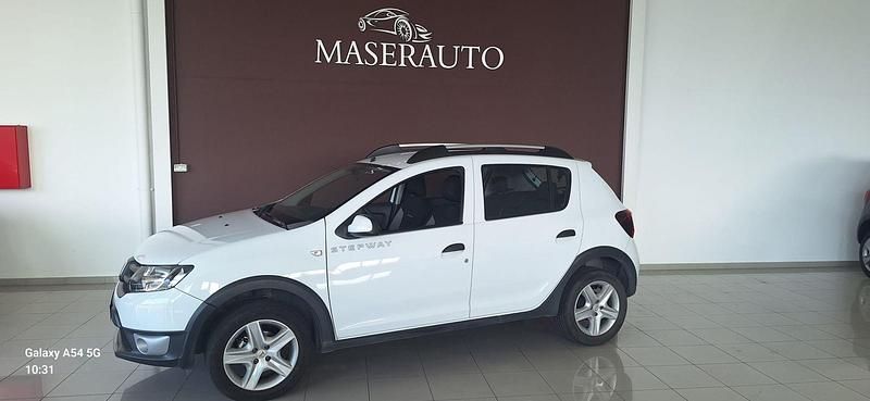 Usado Dacia Sandero Stepway 90 CV (66 kW) 2015 Blanco Utilitario