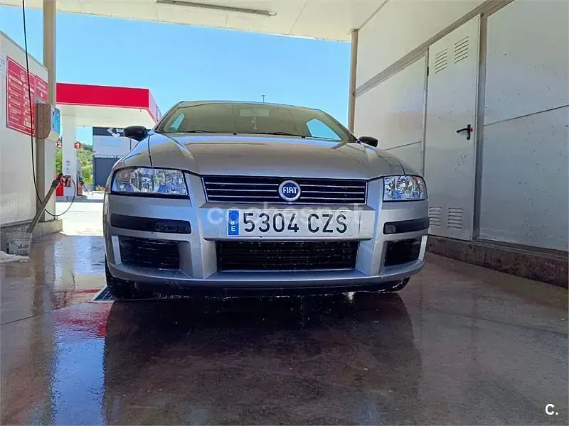 Usado Fiat Stilo Dynamic 115 CV (84 kW) 2004 Gris / plata Berlina