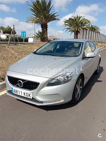Usado Volvo V40 Kinetic 122 HP (89 kW) 2017 Cinzento Sedan
