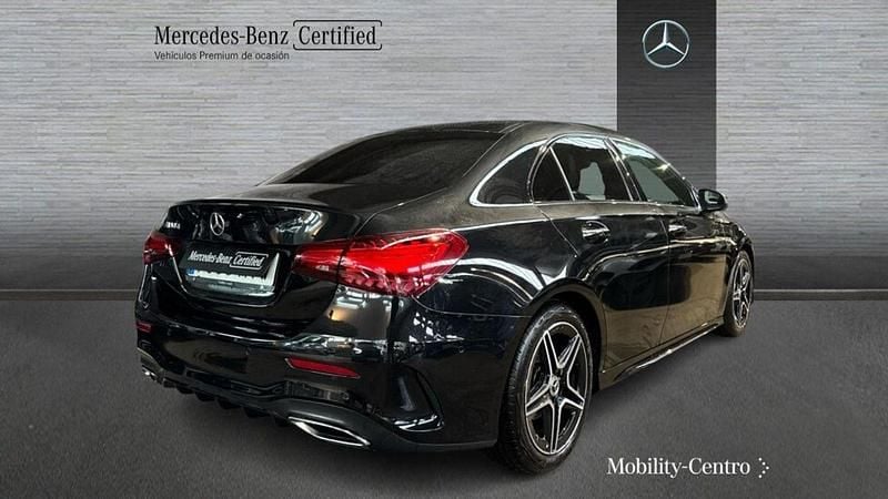 Usado Mercedes A180 AMG line 116 CV (85 kW) 2025 Negro cosmos Berlina