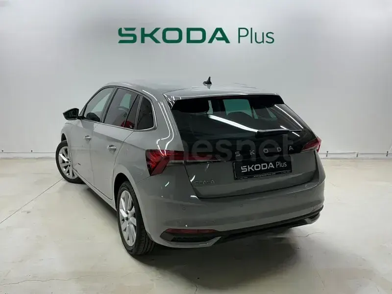 Usado Skoda Scala Selection 115 CV (84 kW) 2025 Gris / plata Utilitario