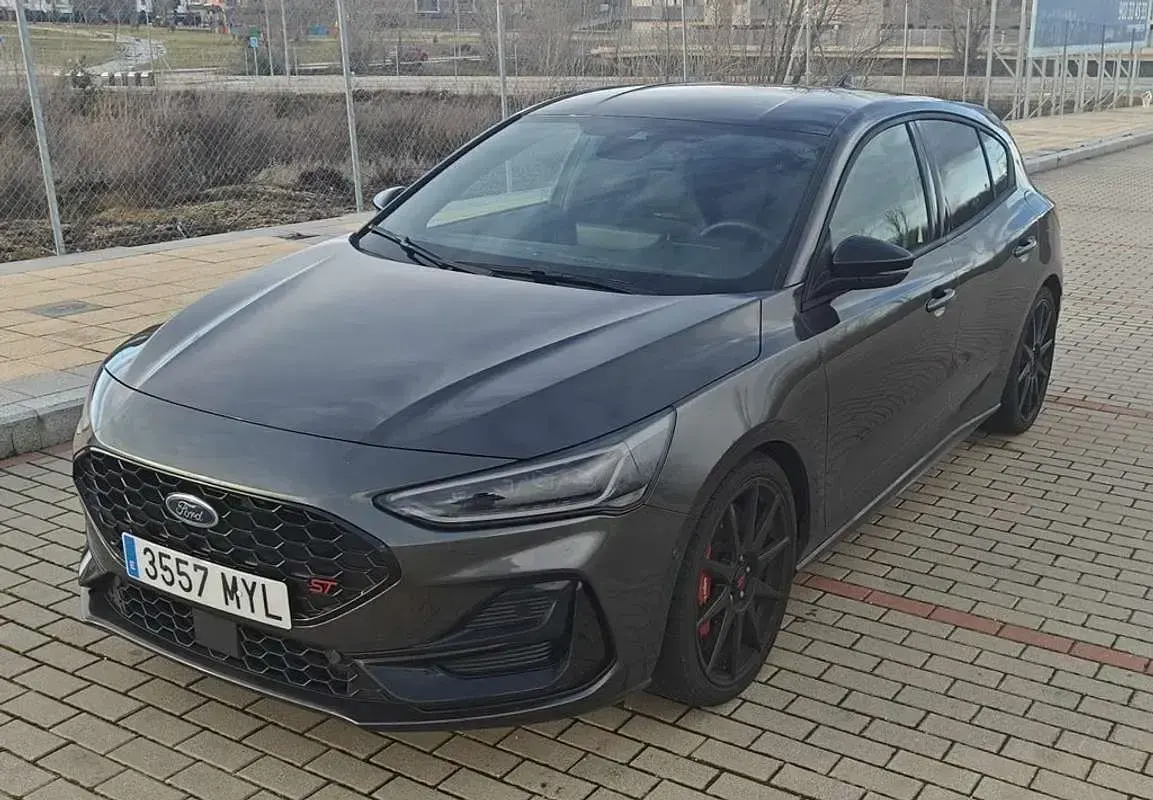 Käytetty Ford Focus ST 280 HP (205 kW) 2025 Harmaa Sedan