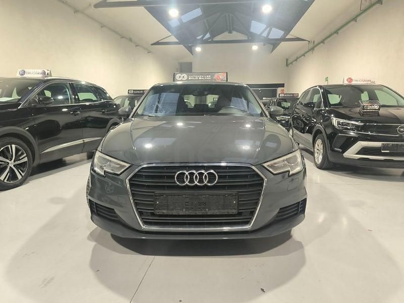 Usado Audi A3 116 CV (85 kW) 2019 Gris / plata Berlina
