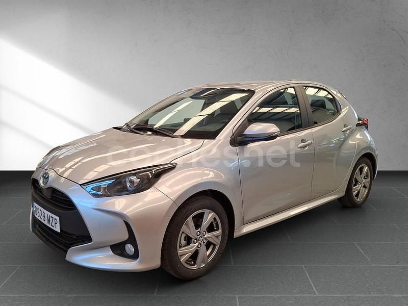 Gris / plata Nuevo 2025 Toyota Yaris Hybrid Active Berlina | 21.885 € (Precio justo) - Imagen 1/4
