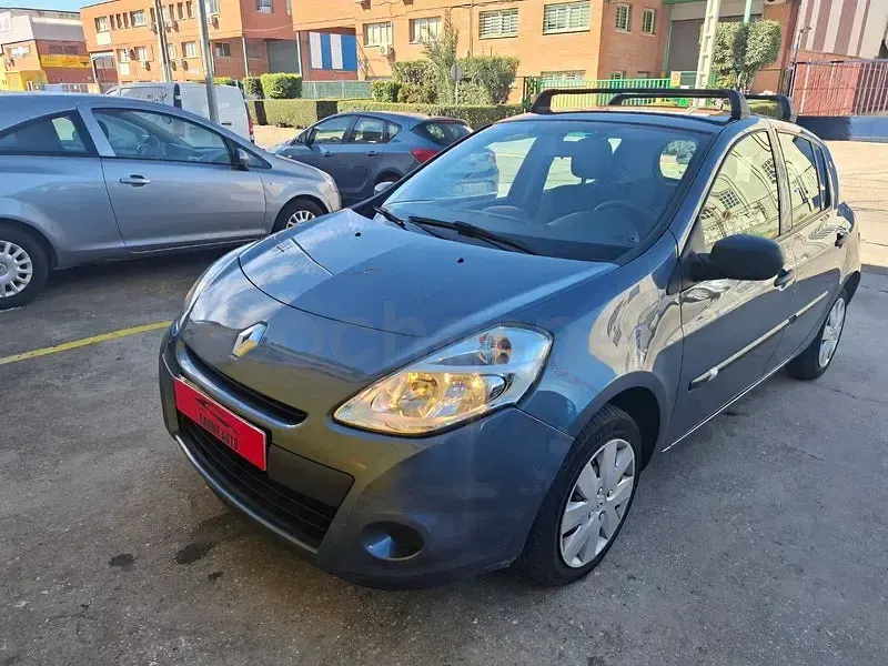 Usado Renault Clio II 75 CV (55 kW) 2010 Gris / plata Berlina