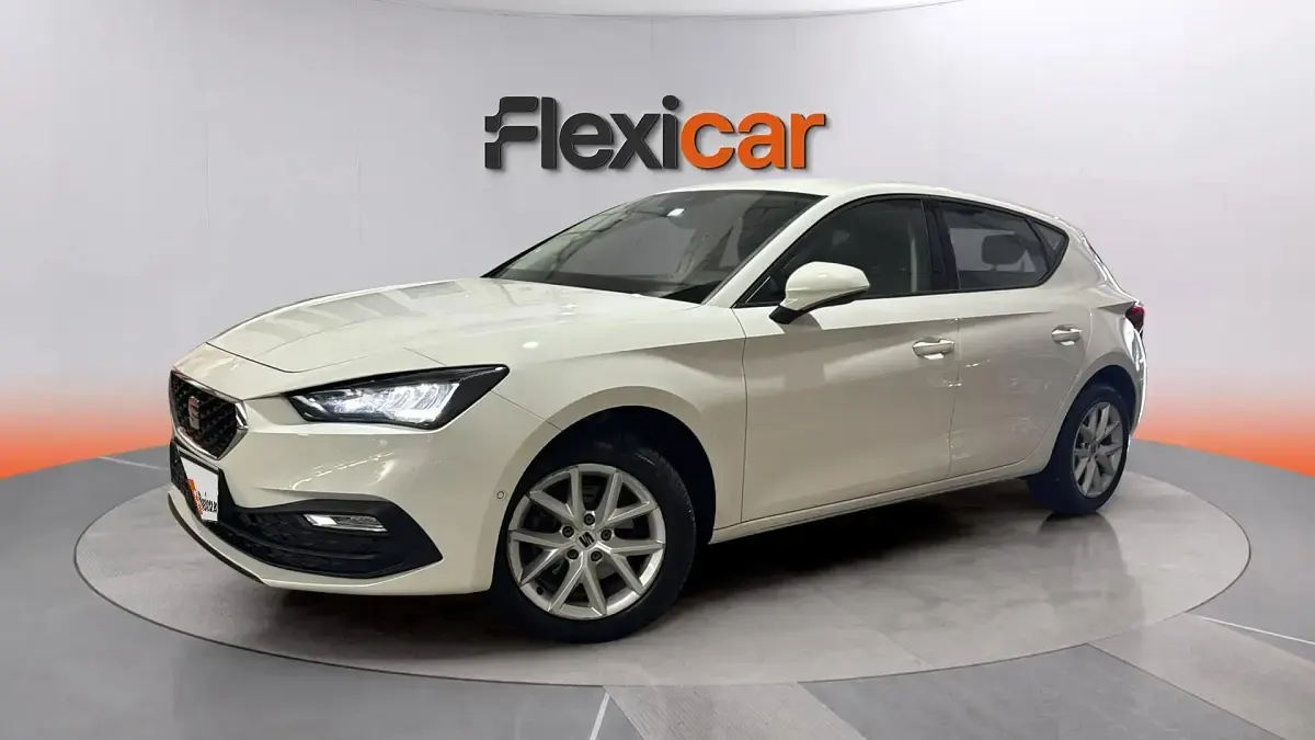 Usado Seat Leon Style 110 CV (80 kW) 2024 Blanco Berlina