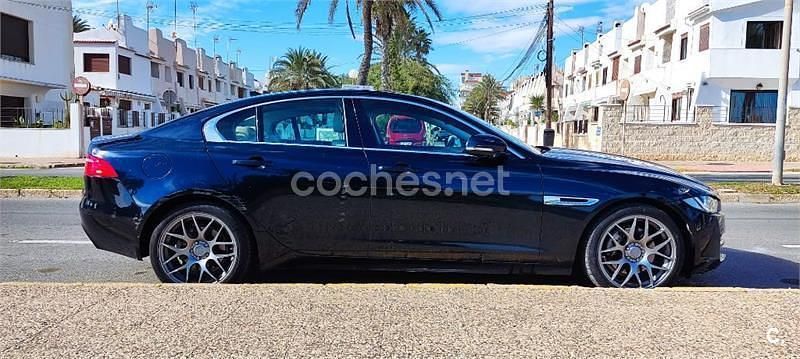 Usado Jaguar XE Prestige 180 CV (132 kW) 2015 Azul Berlina