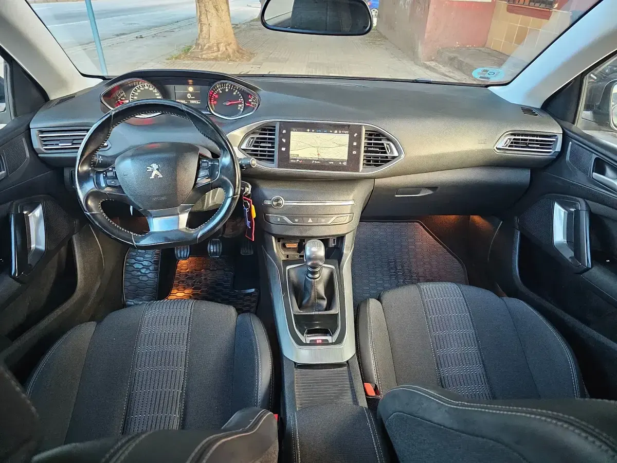 Usado Peugeot 308 Allure 130 CV (95 kW) 2018 Marrón
