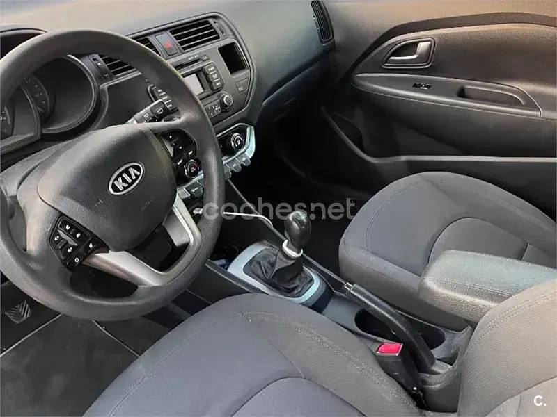 Usado Kia Rio 109 CV (80 kW) 2012 Rojo Berlina