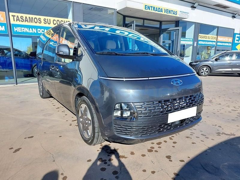 Gris / plata Usado 2023 Hyundai Staria Monovolumen | 32.690 € (Precio justo) - Imagen 1/4