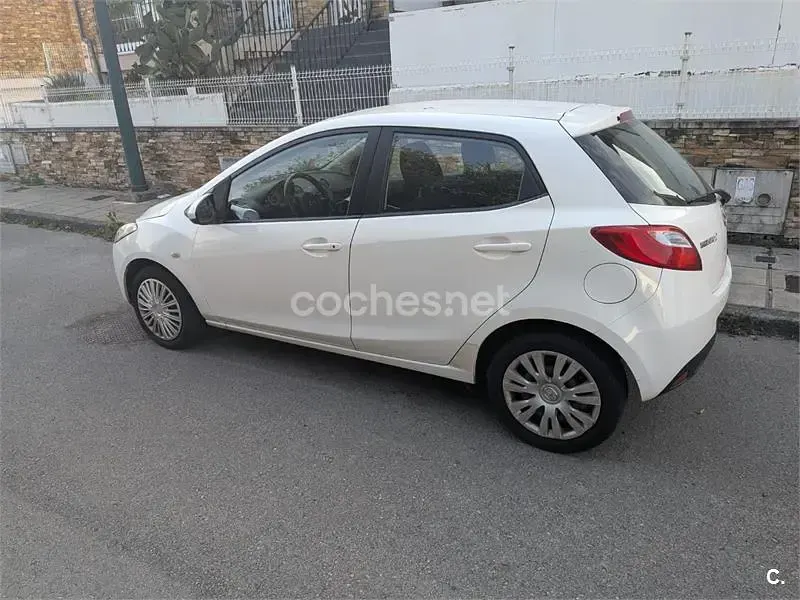Usado Mazda 2 Active 75 CV (55 kW) 2008 Blanco Utilitario