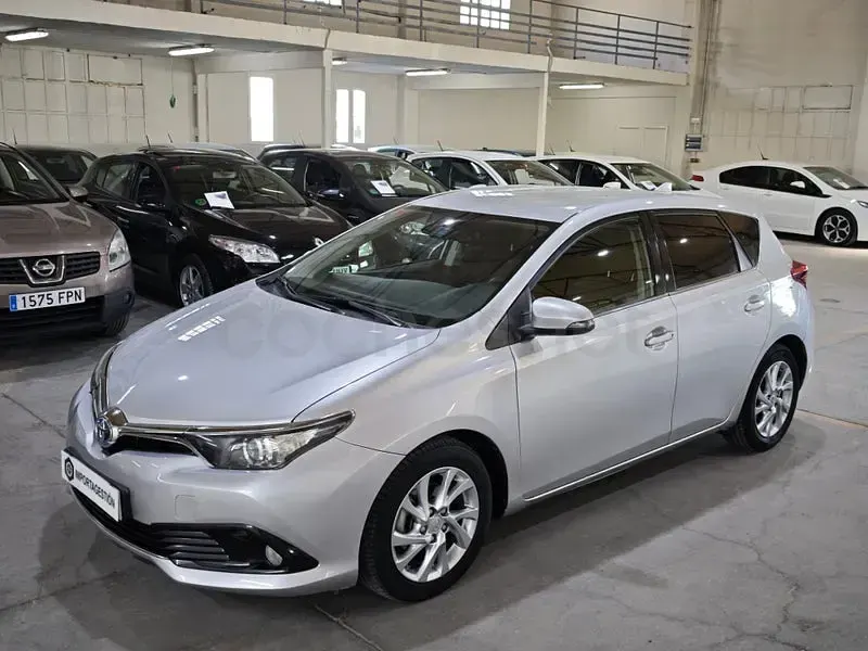 Usado Toyota Auris Hybrid Active 136 CV (100 kW) 2016 Gris / plata Berlina
