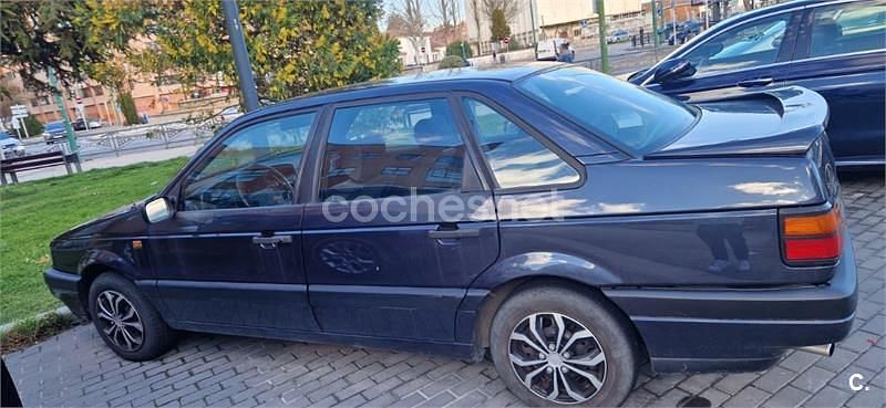 Usado VW Passat 115 CV (84 kW) 1992 Azul Berlina