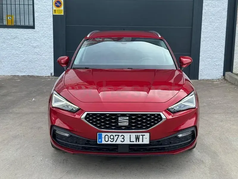 Usado Seat Leon XCELLENCE 150 CV (110 kW) 2022 Granate Familiar