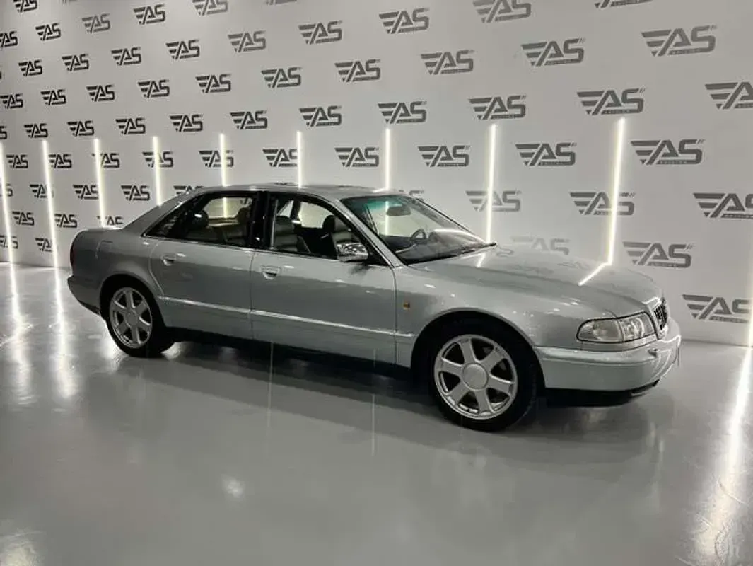 Usado Audi S8 340 CV (250 kW) 1998 Gris Berlina