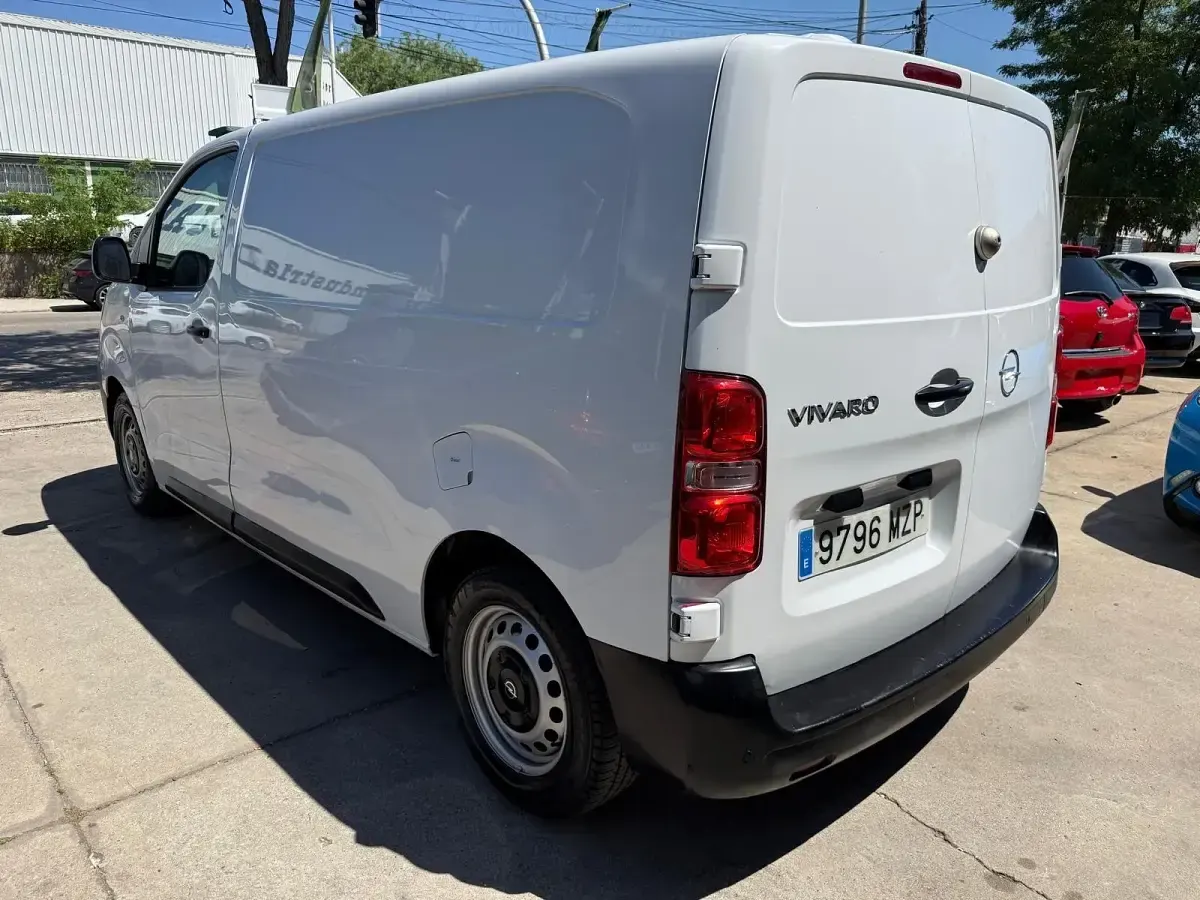 Usado Opel Vivaro 120 CV (88 kW) 2025 Blanco Monovolumen