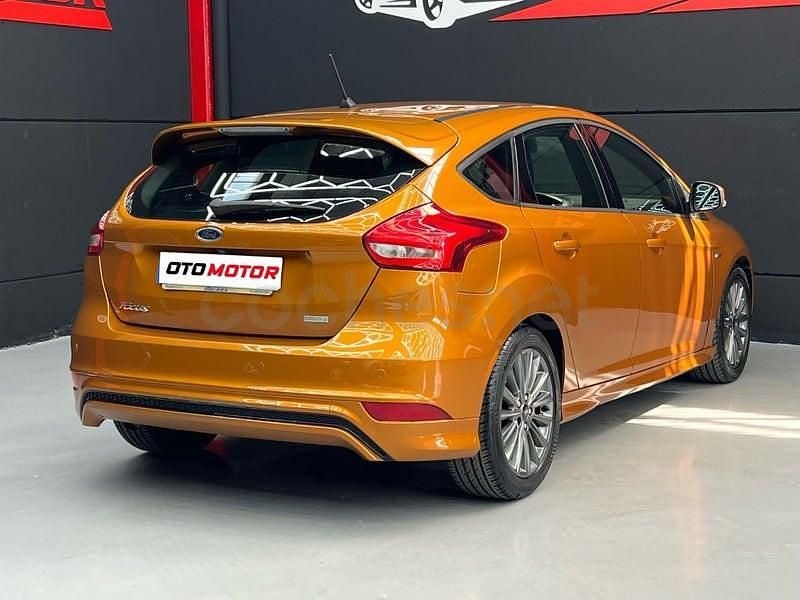 Usado Ford Focus ST-Line 125 CV (91 kW) 2018 Naranja Berlina