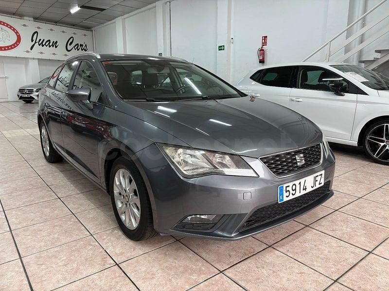 Usado Seat Leon Style 105 CV (77 kW) 2015 Gris / plata Familiar