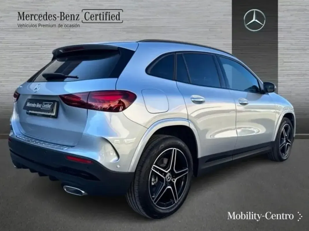 Usado Mercedes GLA250 AMG line 163 CV (119 kW) 2025 Plata iridio metalizada SUV