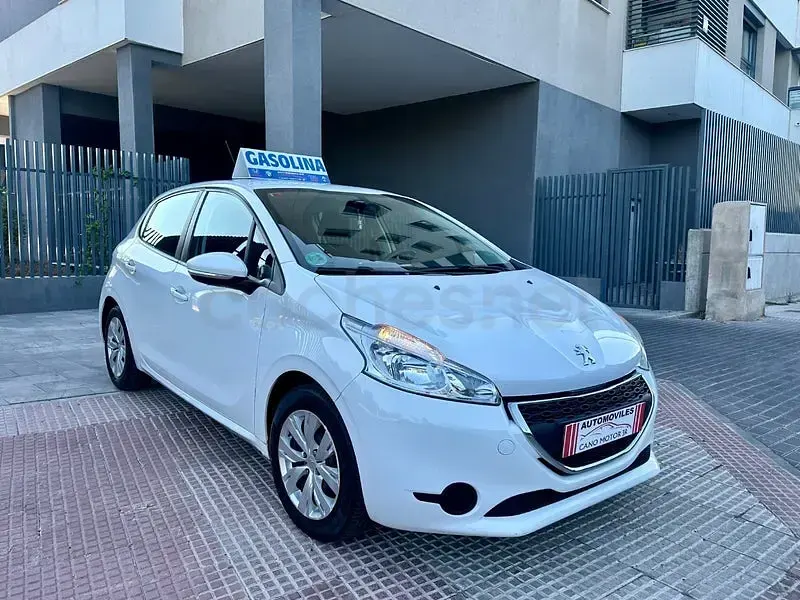 Usado Peugeot 208 Active 82 CV (60 kW) 2014 Blanco Utilitario