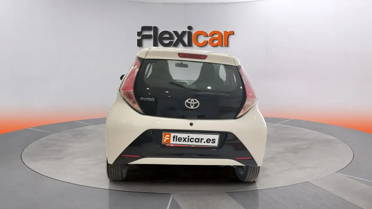 Usado Toyota Aygo X-cite 72 CV (52 kW) 2017 Blanco Utilitario