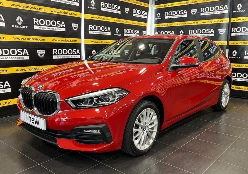 Rojo Usado 2022 BMW 118 Comfort Edition Utilitario | 24.900 € (Precio justo) - Imagen 1/4