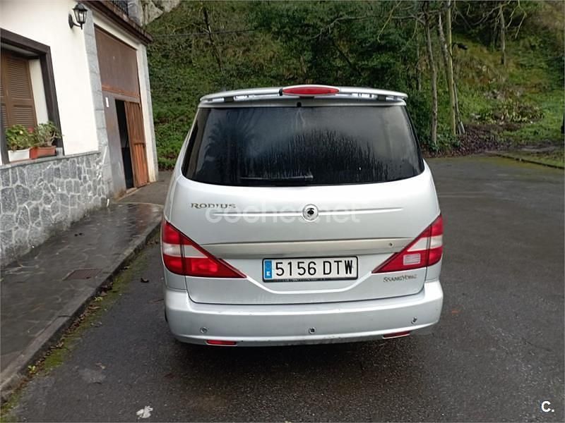 Usado Ssangyong (KGM) Rodius 165 CV (121 kW) 2005 Gris / plata Monovolumen