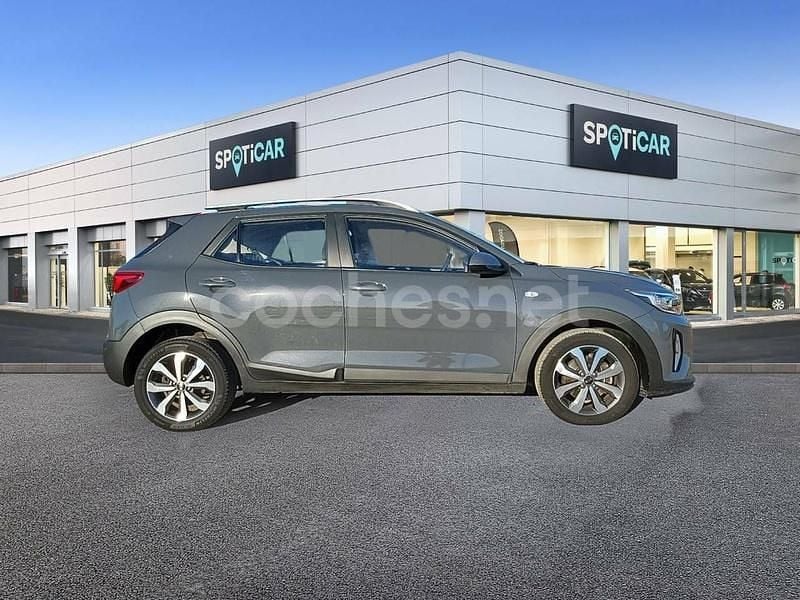 Usado Kia Stonic 100 CV (73 kW) 2021 Gris / plata SUV
