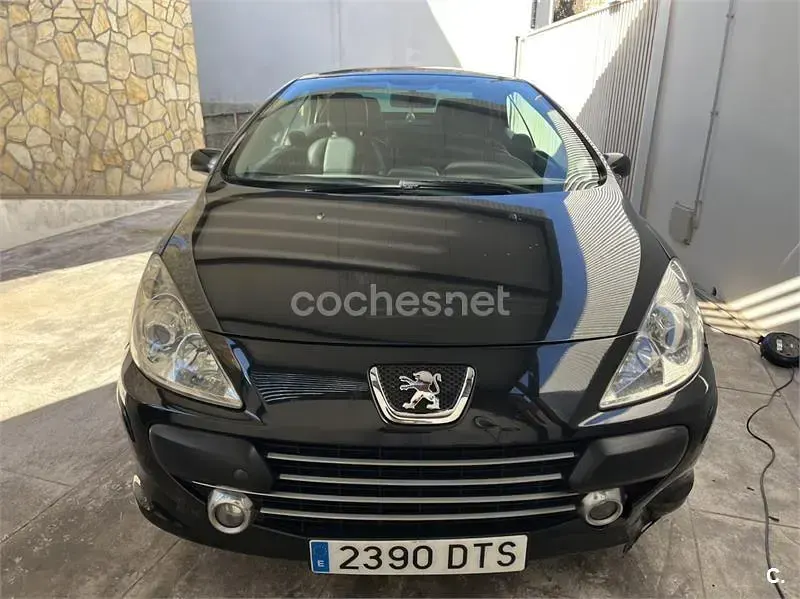 Usado Peugeot 307 CC 110 CV (80 kW) 2005 Negro Descapotable