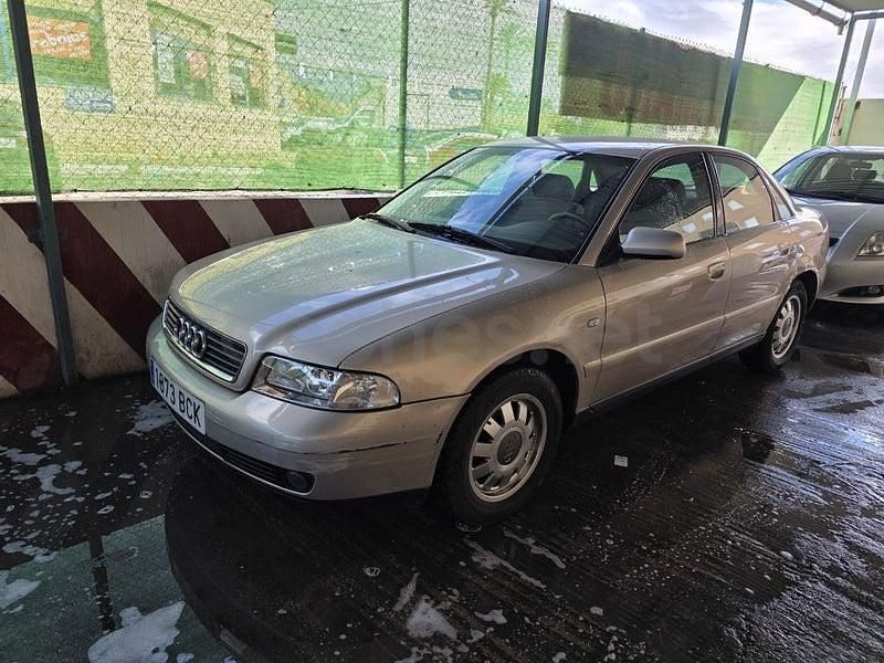 Usado Audi A4 Premium 130 CV (95 kW) 2001 Gris / plata Familiar