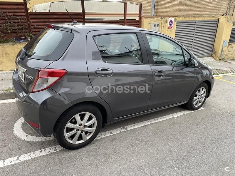 Usado Toyota Yaris Active 99 CV (72 kW) 2012 Gris / plata Utilitario