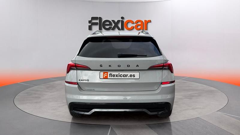 Usado Skoda Kamiq Active 95 CV (69 kW) 2021 Gris SUV