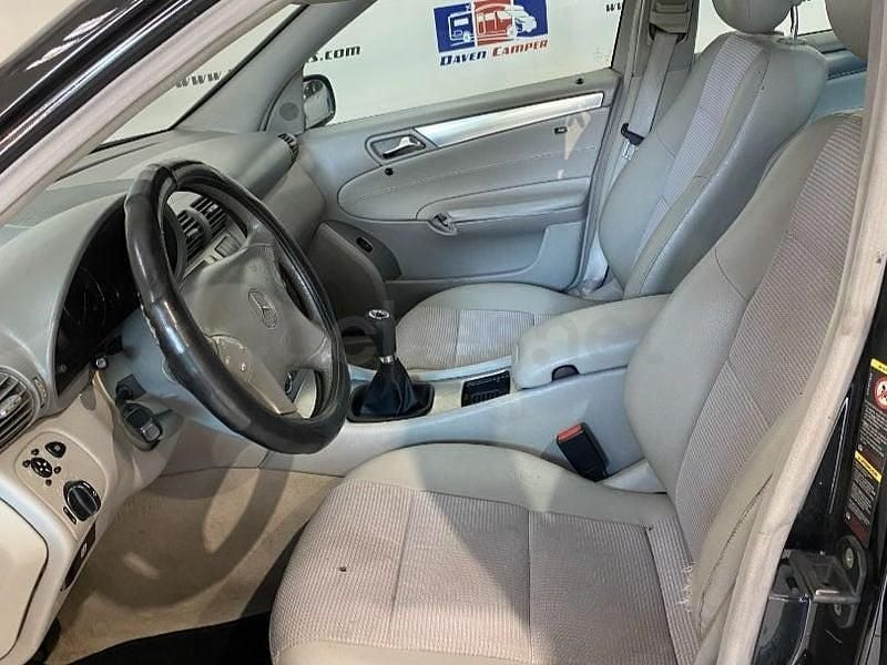 Usado Mercedes C220 Classic 143 CV (105 kW) 2004 Negro Familiar